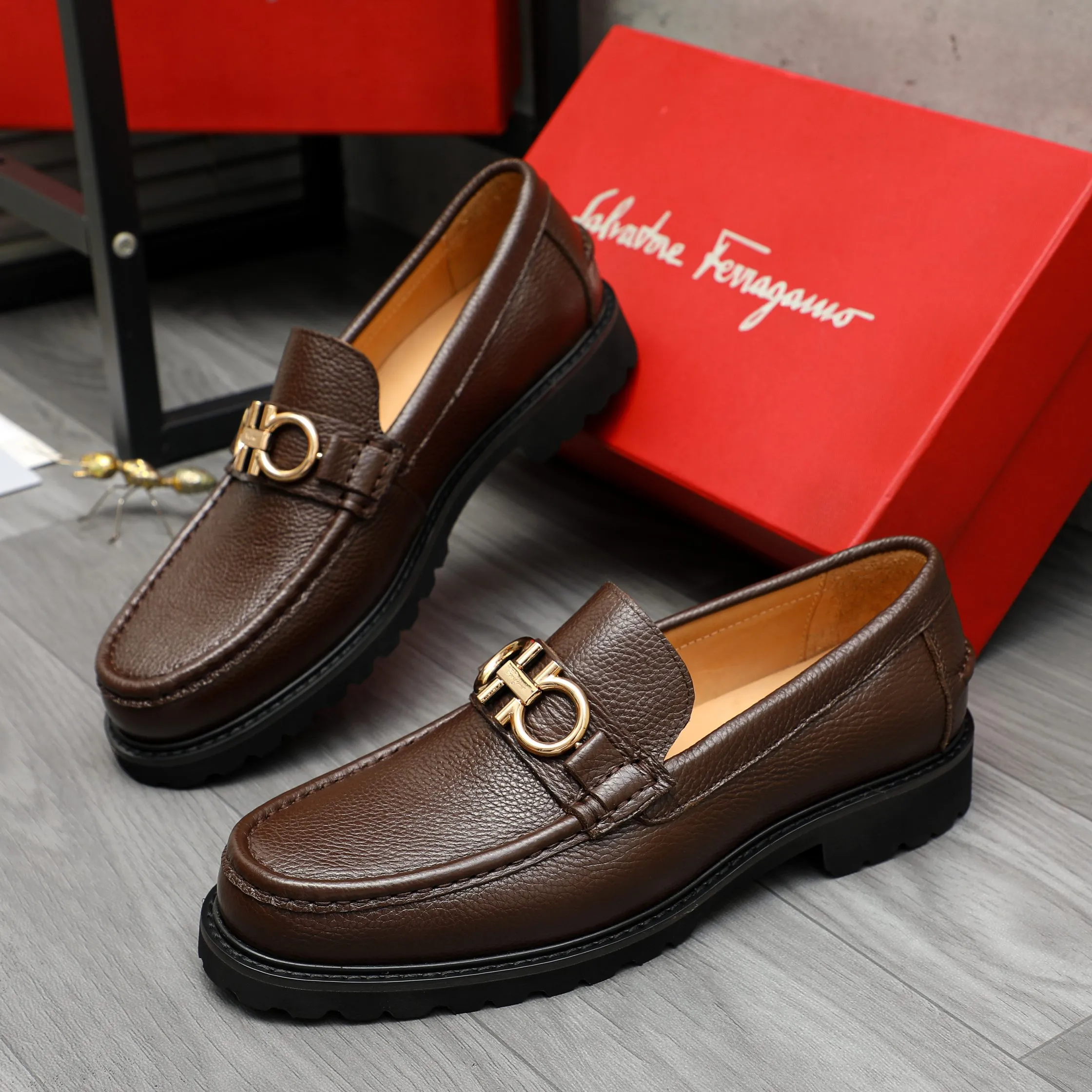 Men's shoes 💰442 Product trademark: Ferragamo "Ferragamo" business formal leather shoes Regular size: 38-46 (45.46 is custom-made and non-returnable) Product materials: Selected small pebbled cowhide upper, cowhide lining, non-slip rubber outsole